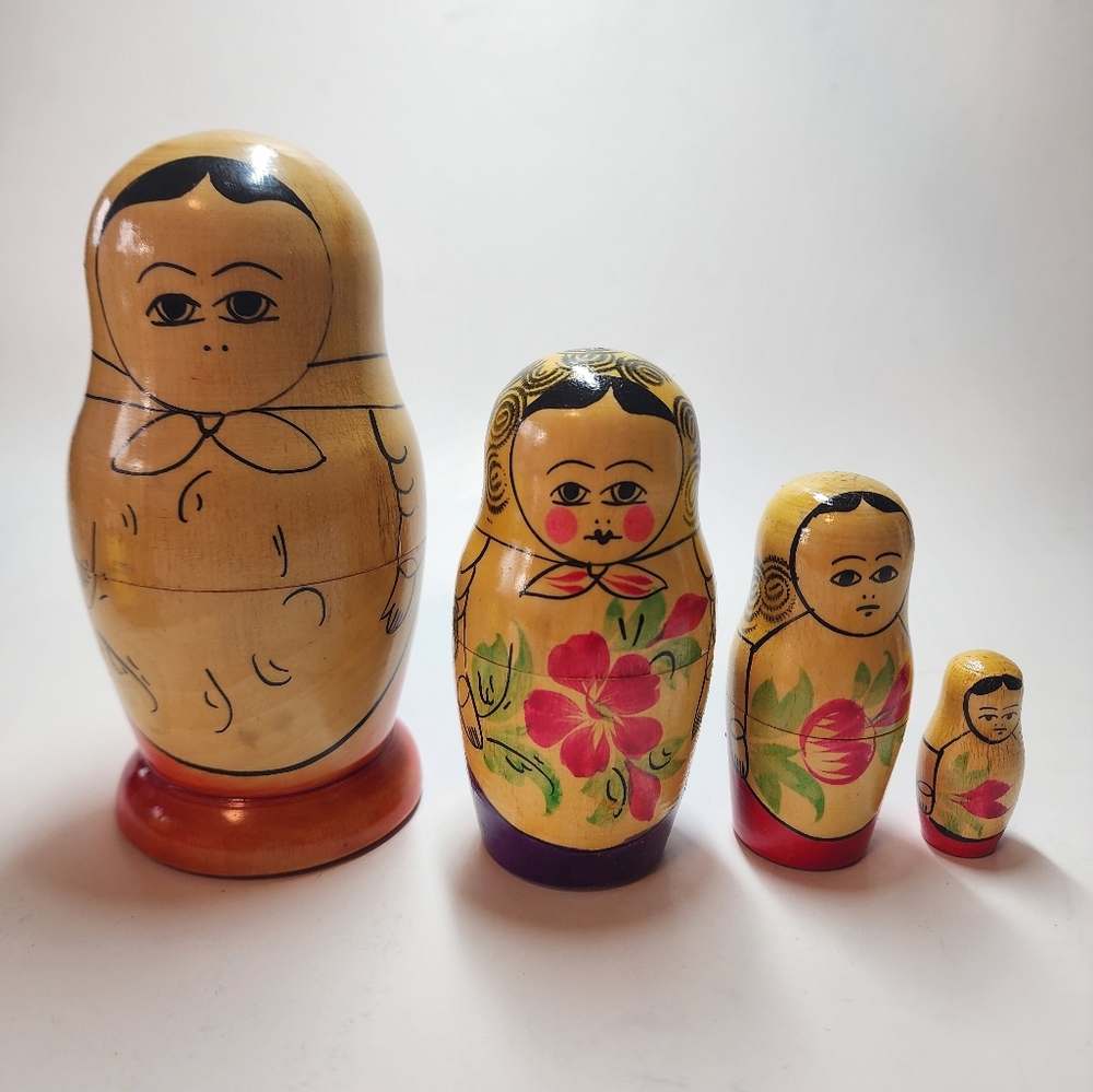 Vintage old set of 4 Wooden Nesting Dolls